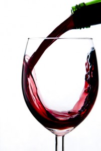 Der Wein fließt lustvoll aus der Flasche ins Glas